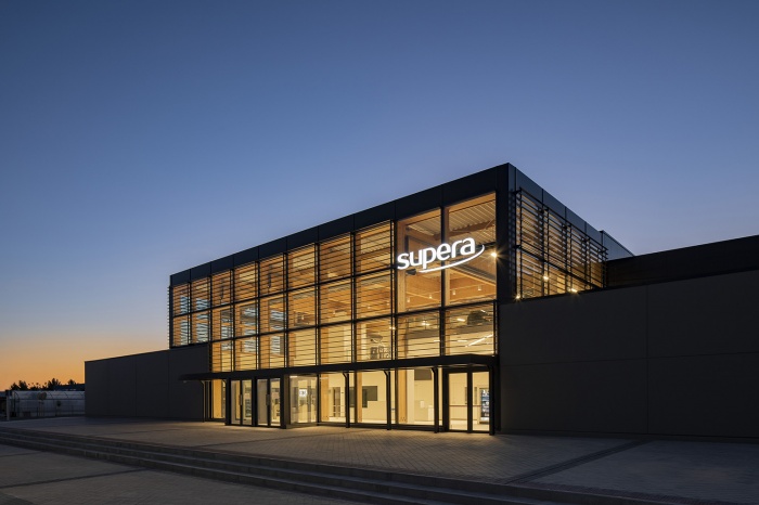 https://www.luxiona2020.mortensen.cat/projects/projects/sports/supera/01-Supera Gym-Lighting Project-Luxiona-Troll.jpg
