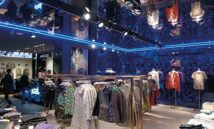 https://www.luxiona2020.mortensen.cat/projects/projects/retail/Desigual/desigual_3.jpg