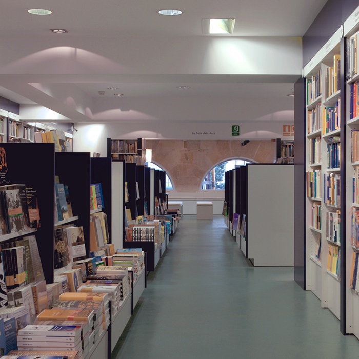 https://www.luxiona2020.mortensen.cat/projects/projects/retail/llibreria catalonia/catalonia_2.jpg